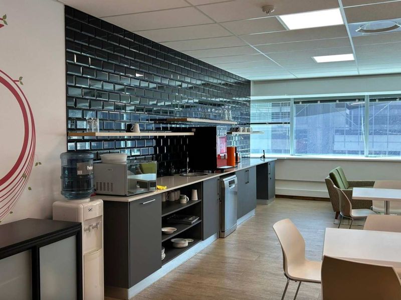 Premium 950m2 office space to let in Foreshore - Photo 3