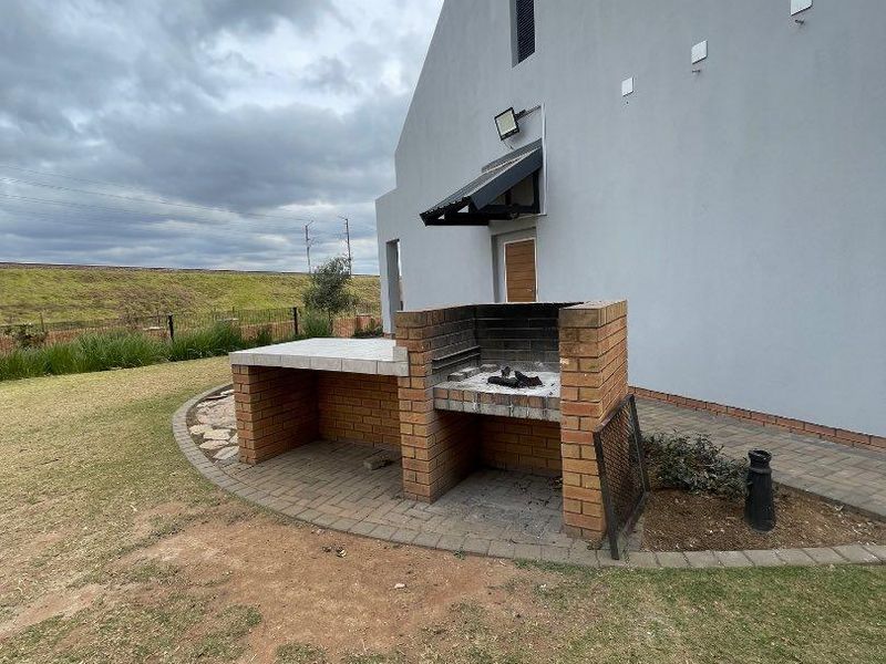 To Rent - Family-Friendly 4-Bedroom Unit Close to Shopping & Schools - Photo 8