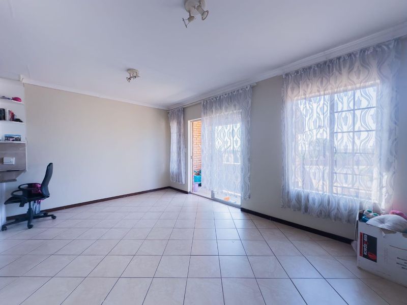 2 Bedroom Townhouse With A Balcony - Photo 8
