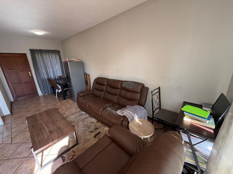 2-Bedroom Townhouse with Private Garden – Lock-Up Garage - Photo 6