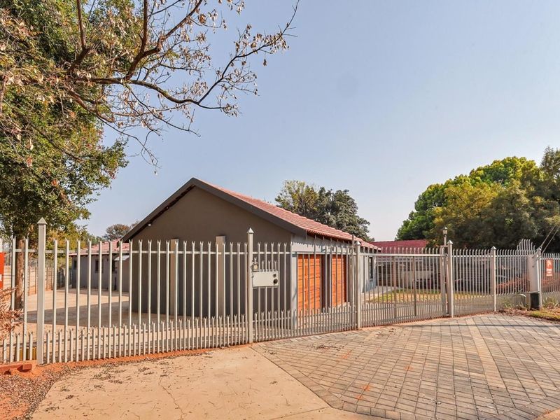 Newly Renovated 6-Bedroom Single-Storey Home with Flatlet – Turnkey Perfection - Photo 2