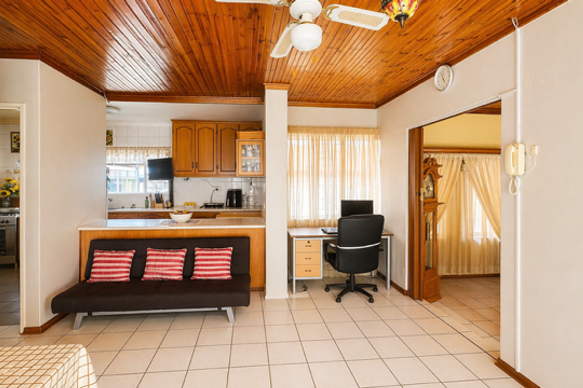 Spacious Family Home with Flatlet - Photo 4