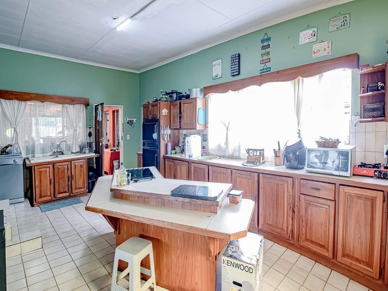 Spacious Home with a flatlet and pool. - Photo 8