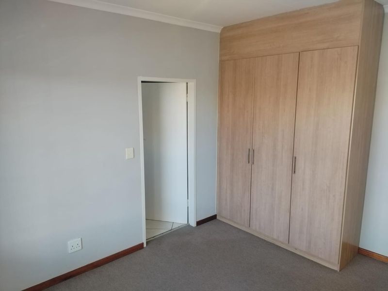 Secure & Spacious 2 Bedroom First Floor Apartment - Photo 7