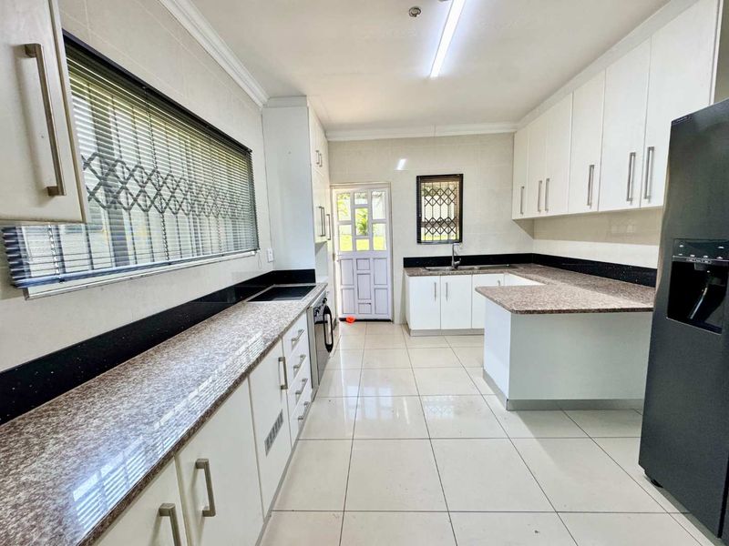 Hendra Estates - Modern Coastal Gem — Spacious Single-Level Home with Pool and Prime Beachside Location! - Photo 4