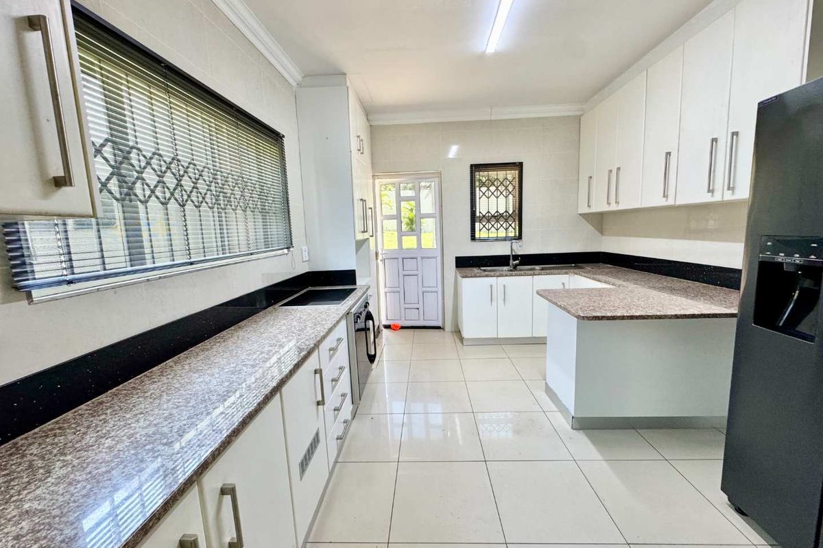 Hendra Estates - Modern Coastal Gem — Spacious Single-Level Home with Pool and Prime Beachside Location! - Photo 4