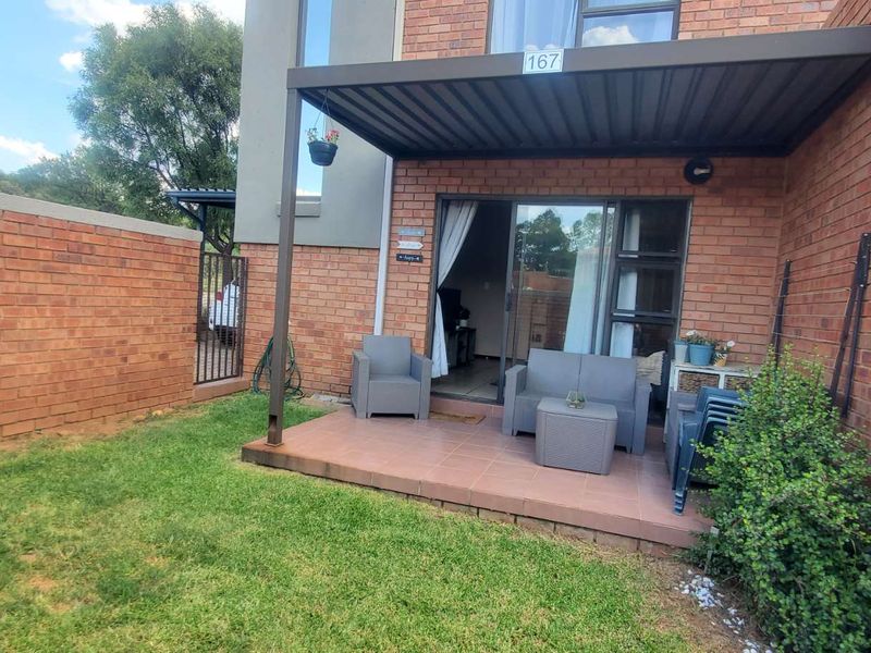 Stunning 2-bedroom pet-friendly duplex townhouse For Sale in Helderkruin - Photo 4