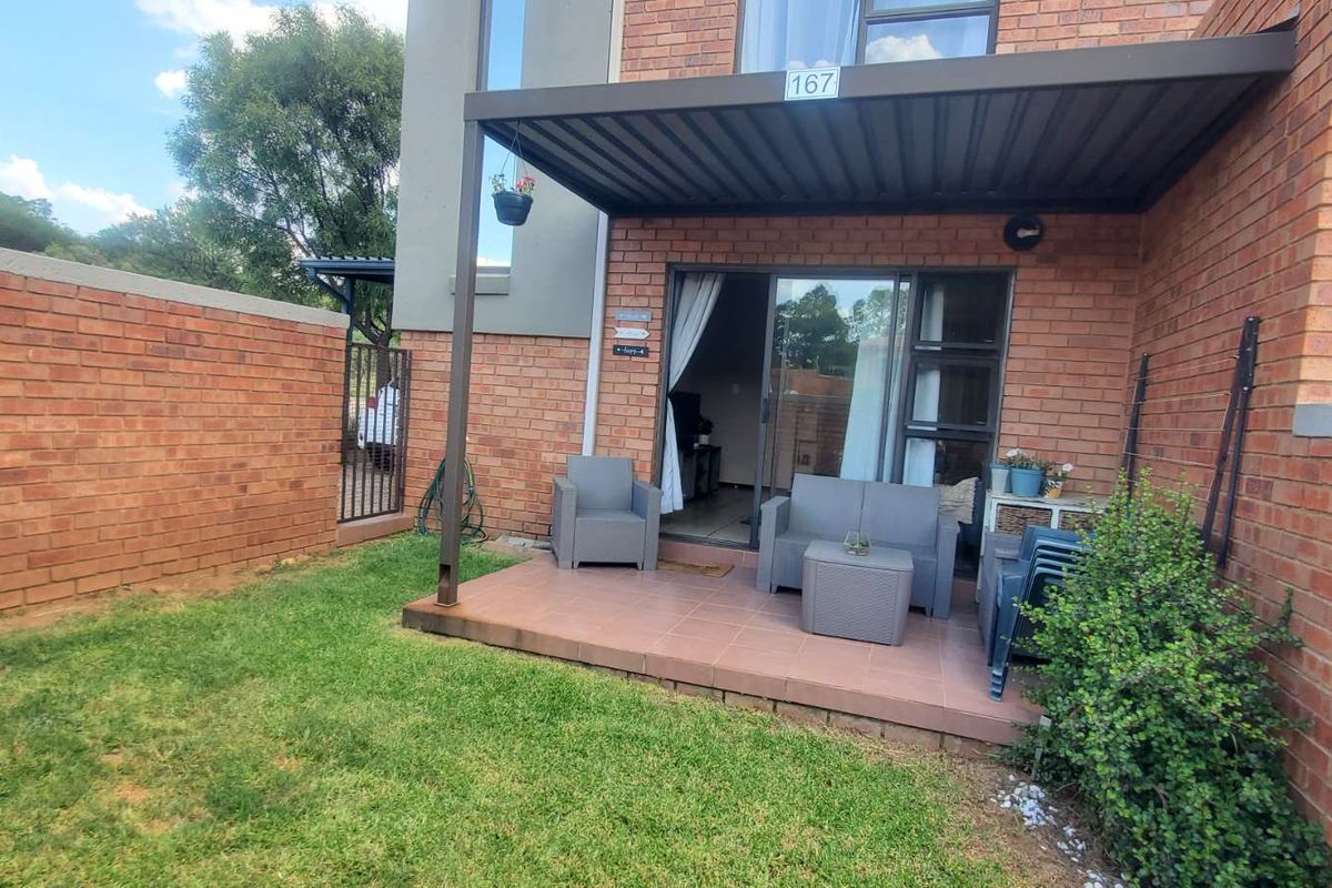 Stunning 2-bedroom pet-friendly duplex townhouse For Sale in Helderkruin - Photo 4