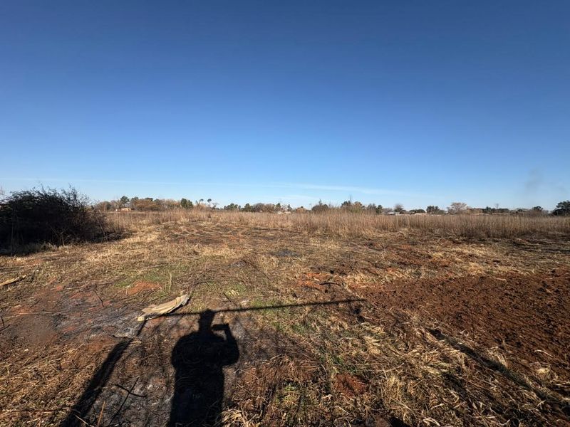 Spacious 1.3ha Vacant Land with Services Available - Photo 3