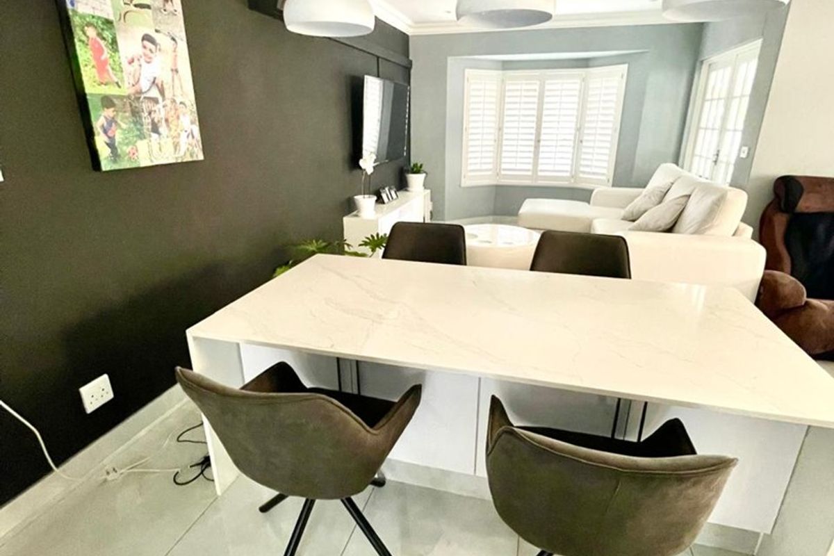 Price reduced , back on the market, stunning 3 bedroom home - Photo 3
