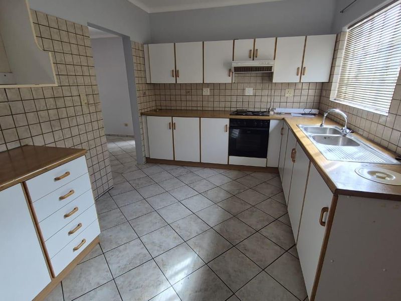 Charming Duet in quiet street - Photo 3