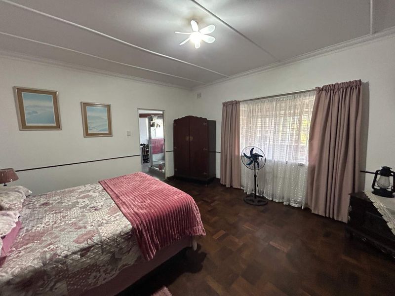 Comfort & Convenience: Large 5-Bedroom Home with Cottage - Photo 10