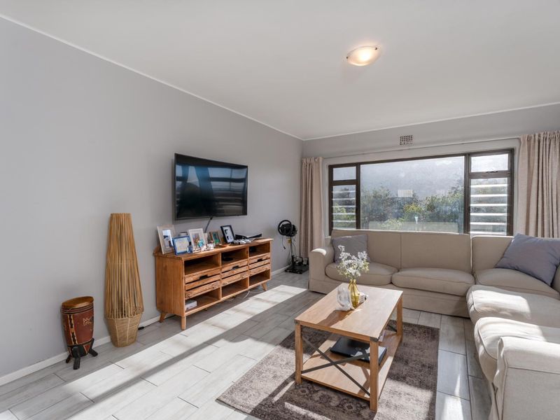Spacious Two-Bedroom Apartment with Sea Views in Sought-After Highgate Complex - Photo 5