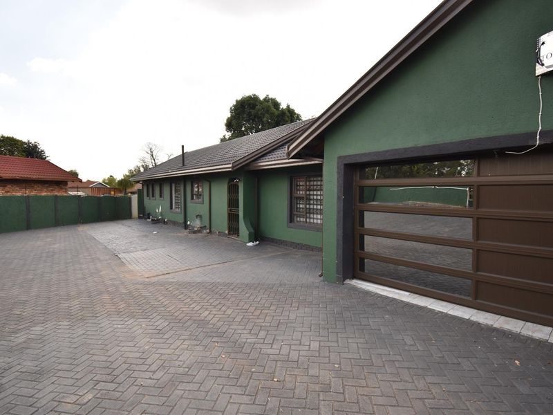 Charming 3-Bedroom Home with Flatlet in Crystal Park - Photo 2