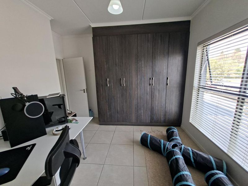 Modern 1st floor 3 Bedroom/2 Bathroom Apartment in secure estate - Photo 8