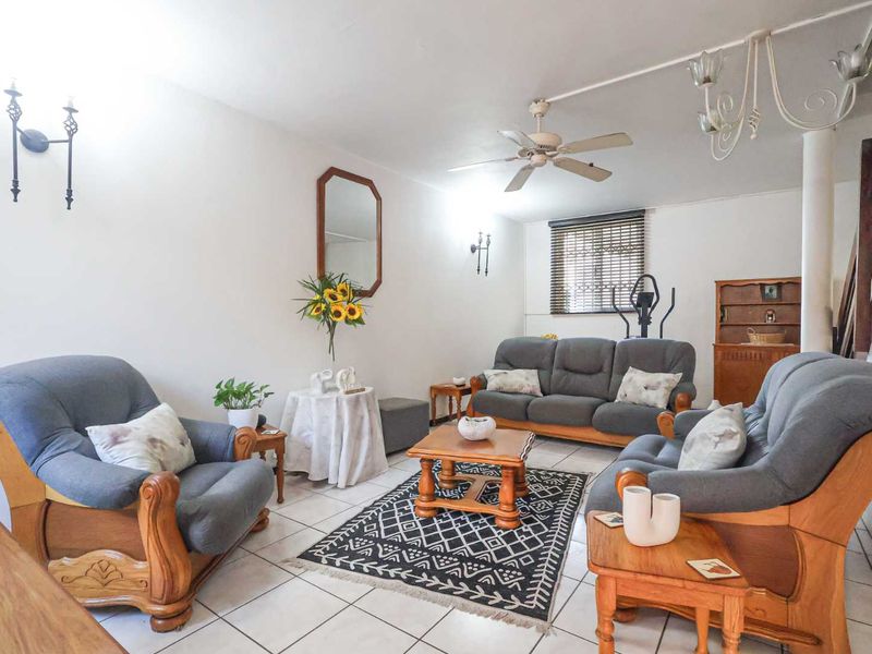 PRICED TO SELL – Pet-Friendly 3 Bedroom Duplex with Flat Garden! - Photo 2