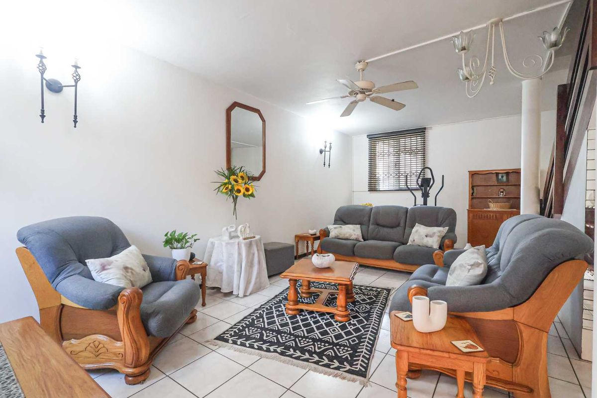 PRICED TO SELL – Pet-Friendly 3 Bedroom Duplex with Flat Garden! - Photo 2