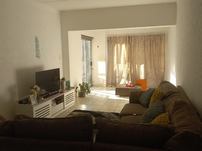 Well Maintained Complex - 2 bedroom ground floor + spacious lounge & enclosed stoop - Photo 4