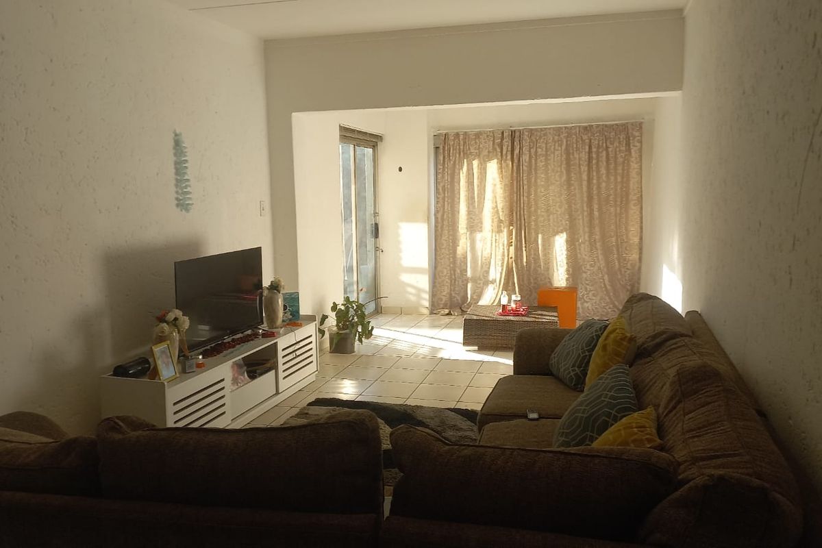 Well Maintained Complex - 2 bedroom ground floor + spacious lounge & enclosed stoop - Photo 4