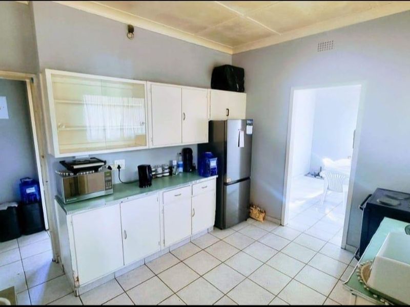 Home in a secure area with flatlet! - Photo 8