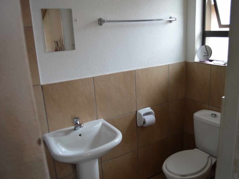 Three Bedroom Apartment/Flat for Sale in Albertsdal - Photo 9