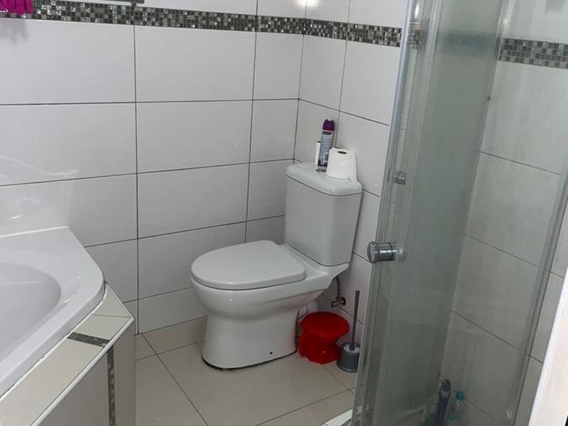 Don’t miss out on this one, search no further!!!! Super Spacious Townhouse Selling below Valuation - Photo 10