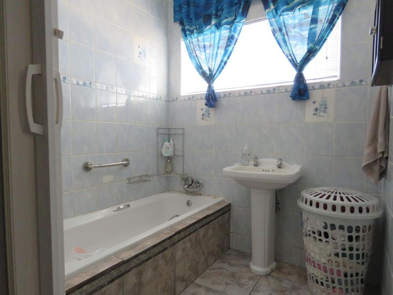 Spacious Family Home with a Separate 2-Bedroom Flatlet - Photo 8