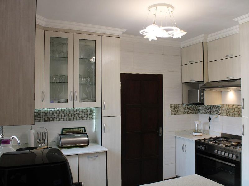 STUNNING FAMILY HOME: ITS A MUST SEE. - Photo 5