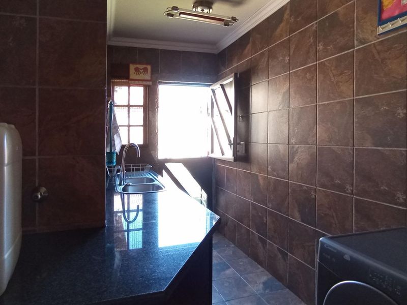 Spacious 3-Bedroom Home with Pool & Perfect Family Space - Photo 3