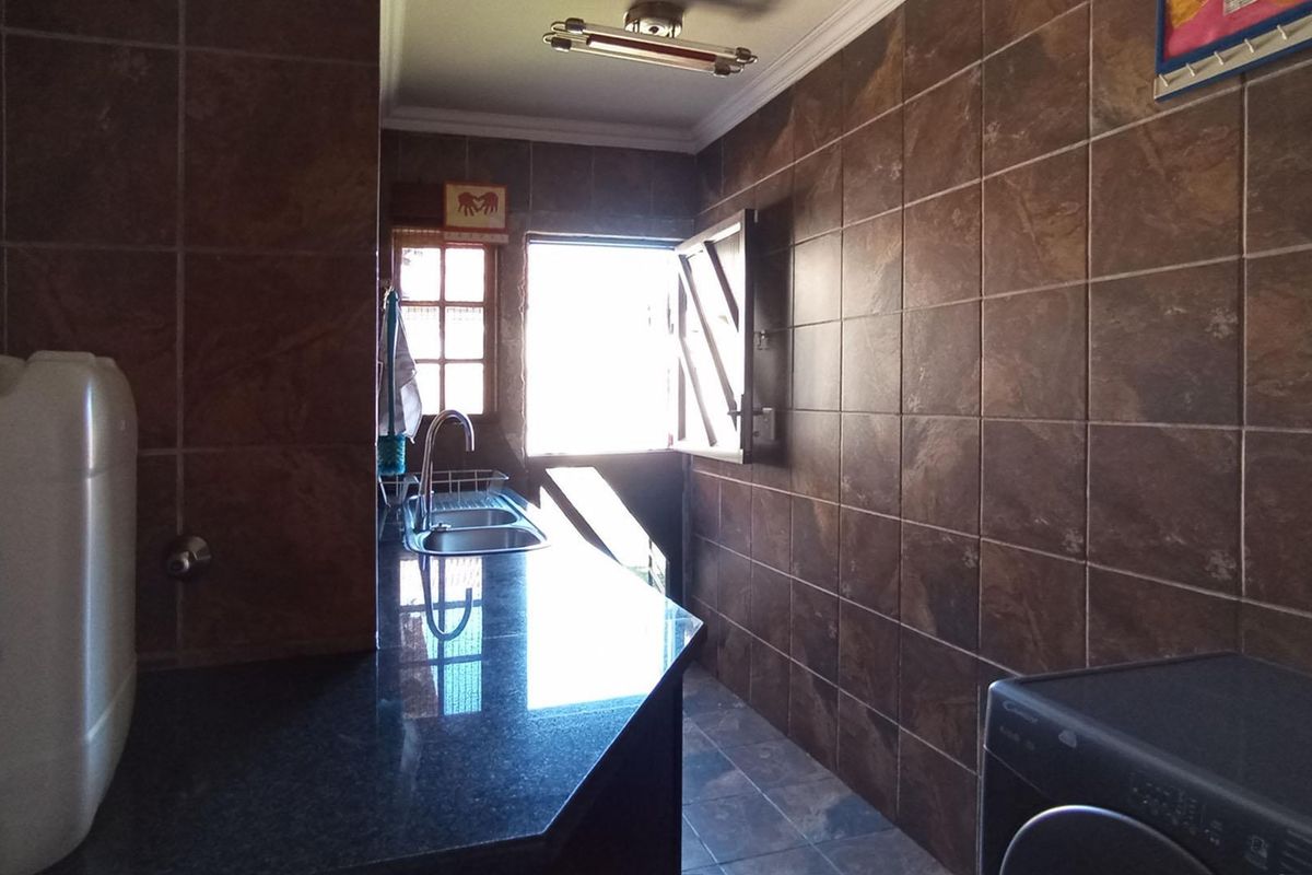 Spacious 3-Bedroom Home with Pool & Perfect Family Space - Photo 3