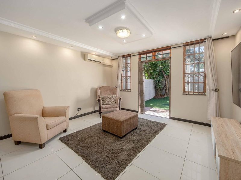 Modern 2-bedroom duplex in Windermere offering comfort, space, and a great lifestyle. - Photo 9