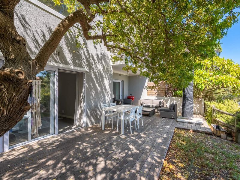 Beautifully Furnished Garden Apartment in a Peaceful Neighbourhood - Photo 2