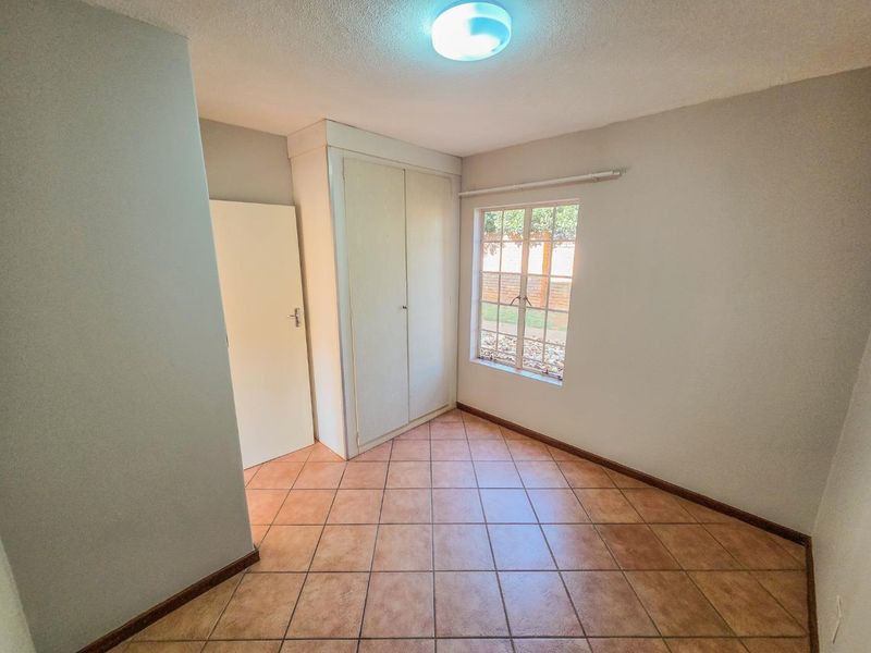 2 Bedroom Townhouse Available in Mooikloof Ridge - Photo 8