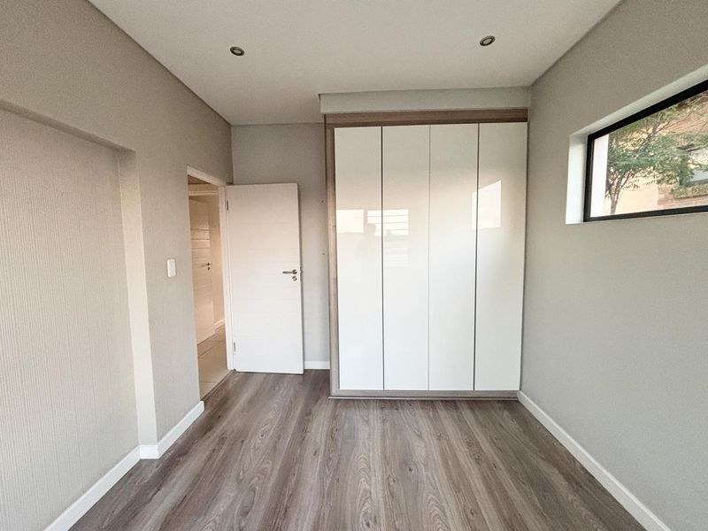 Modern, Light-Filled 2 Bedroom Apartment with Private Terrace – Farrarmere - Photo 6