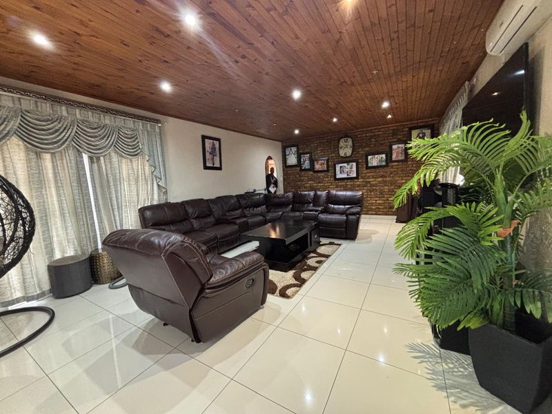 4 Bedroom House for sale in Oakdene - Photo 7