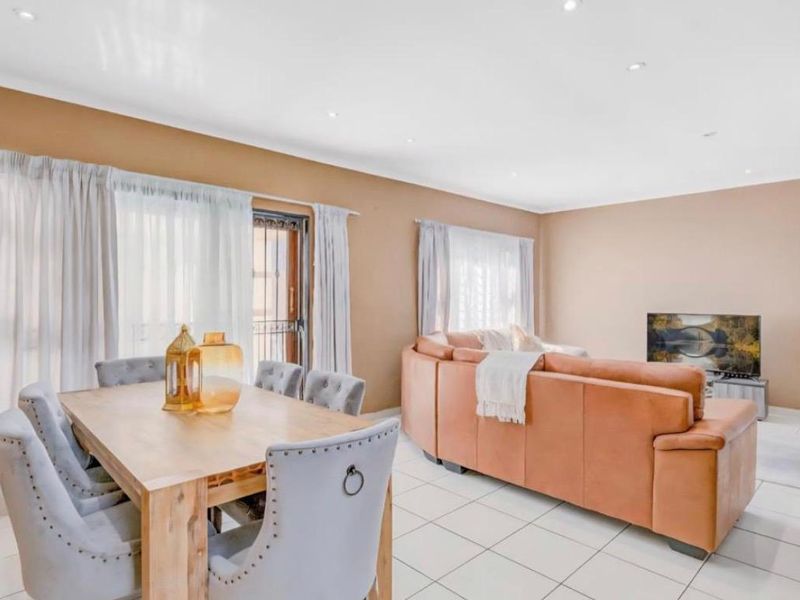 3 Bedroom Family Home in Prima Vista Estate, Mulbarton - Photo 3