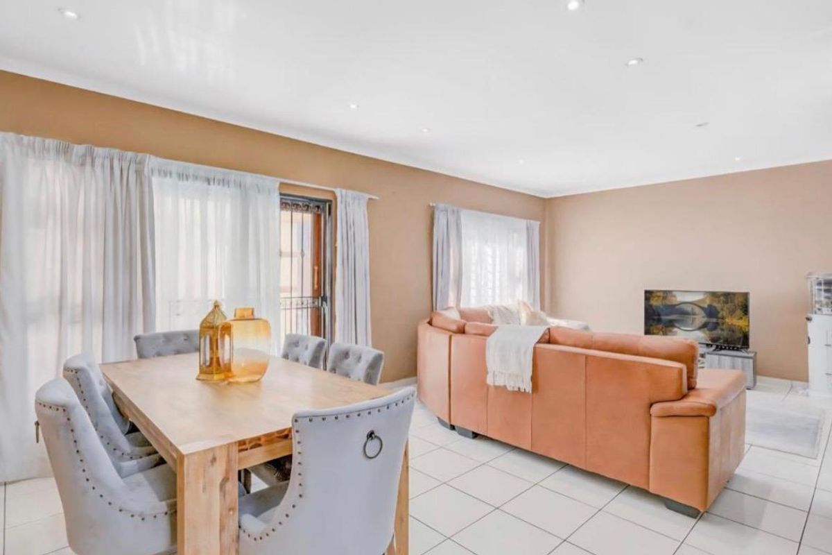 3 Bedroom Family Home in Prima Vista Estate, Mulbarton - Photo 3