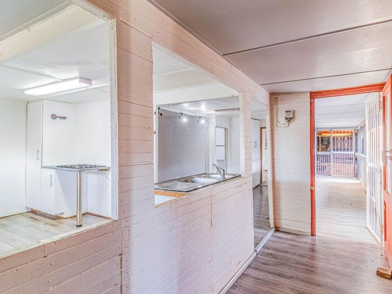 “Secure Corner Living with Space for the Whole Family!”3-Bedroom Home + 2-Bedroom Flatlet | Pool, Entertainment & Parking for 4 Cars - Photo 10