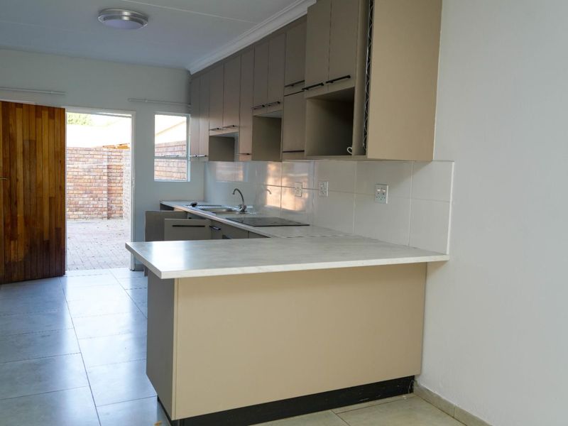 LOCK & GO Immaculate 3-Bedroom APPARTMENT in DERSLEY PARK - Photo 6