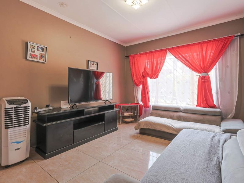 Spacious 3 Bedroom Family Home with Income-Generating Flatlets - Photo 10
