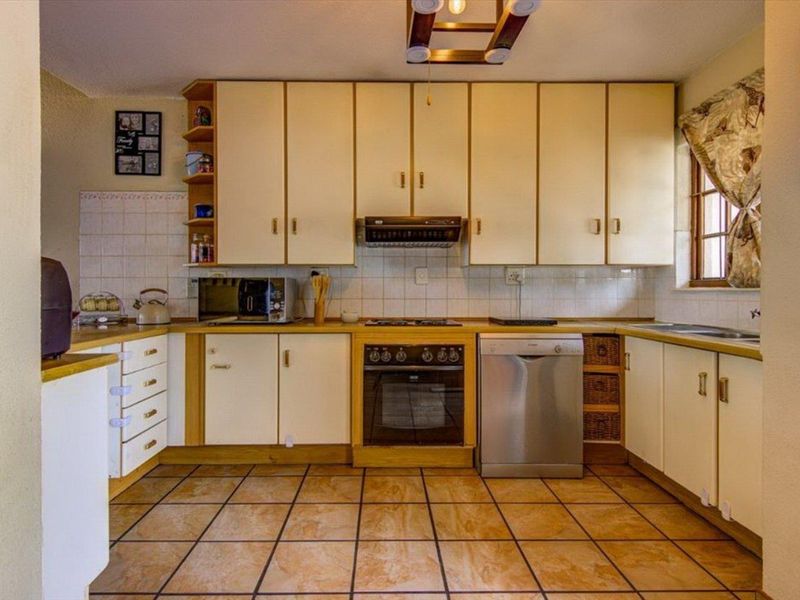 Neat and Spacious Cluster in Secure Complex - Photo 8