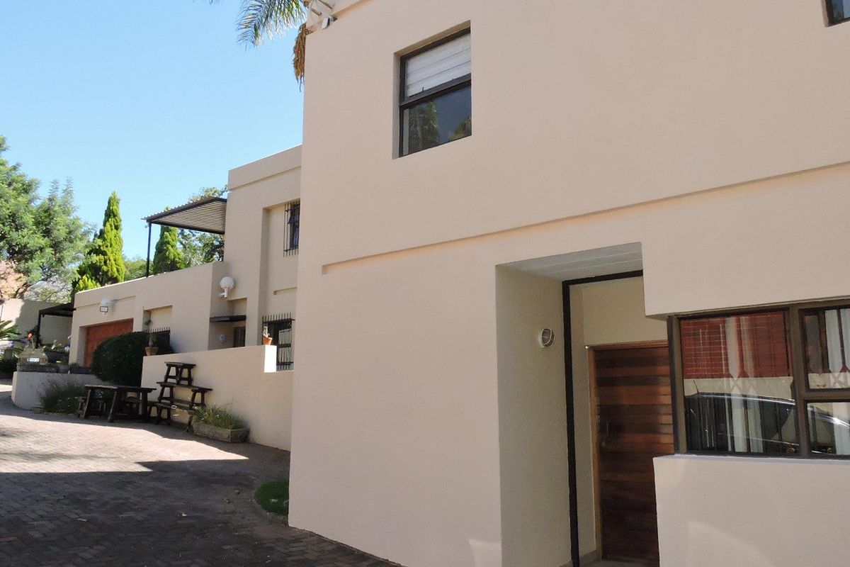 Cosy Fully Furnished 3 Bedroom Home in a Secure Estate - Photo 5