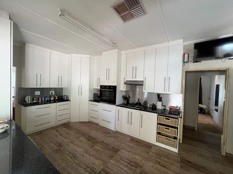 Lovely family home in a prime location - Photo 2