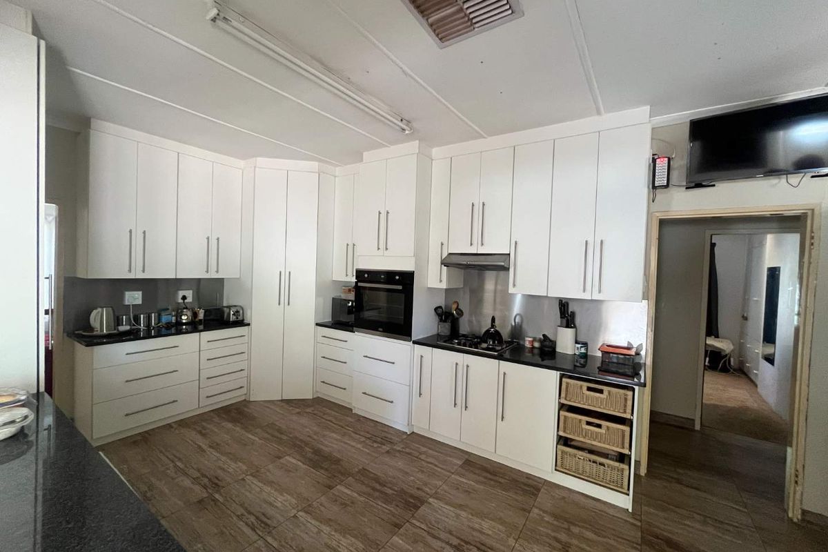 Lovely family home in a prime location - Photo 2