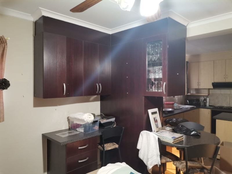 Expansive Home with Pool, Flatlet, & Solar Power! - Photo 8