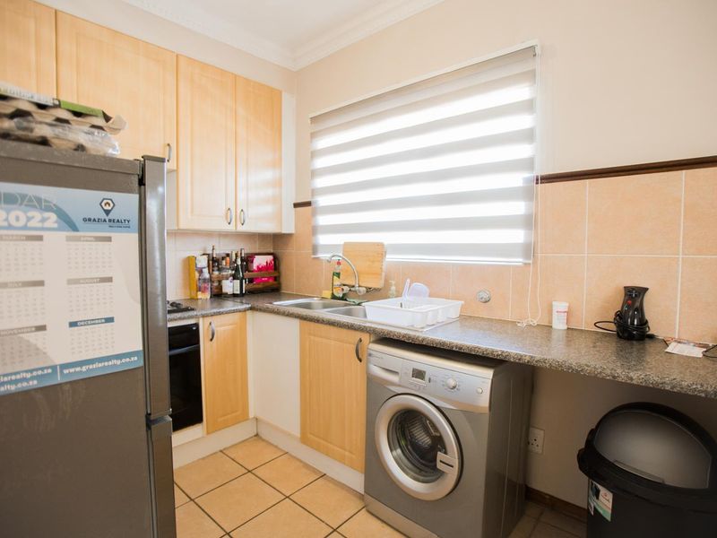 2 Bedroom Townhouse with Balcony - Photo 7