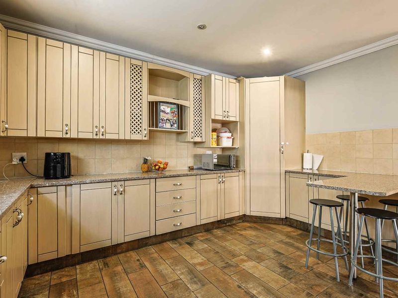 Spacious 4-Bedroom Family Home with Pool, Entertainment Patio & Pet-Friendly Garden - Photo 10