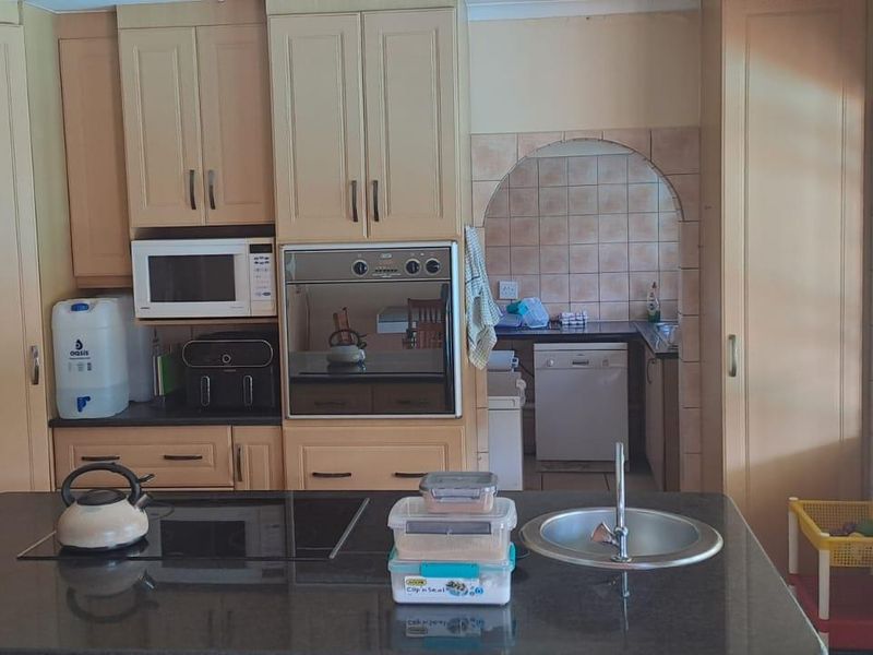 Spacious 5-Bedroom Family Home with Pool & Modern Finishes - Photo 10