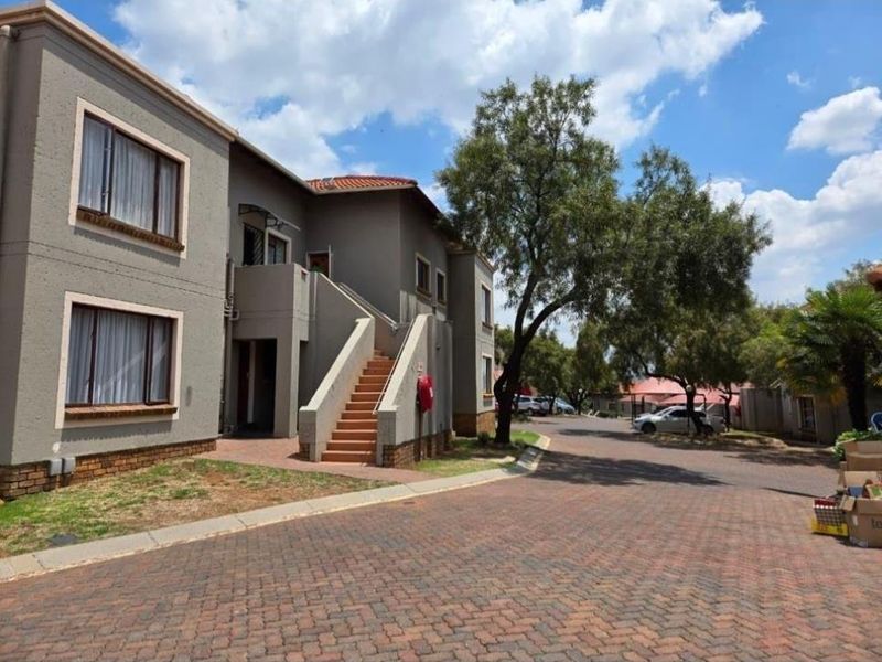 Modern Townhouse Bliss in Winchester Hills! - Photo 2