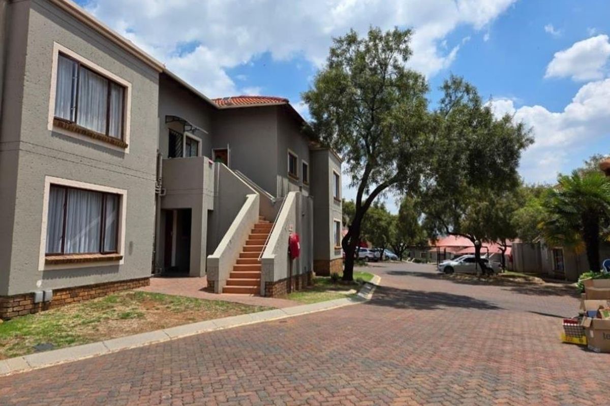 Modern Townhouse Bliss in Winchester Hills! - Photo 2